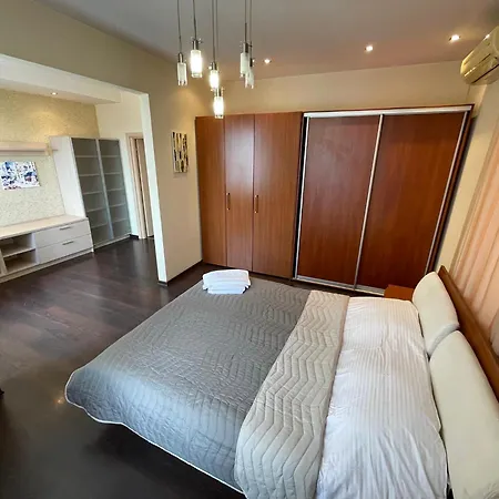 Ekaterininskaya 90-53 *