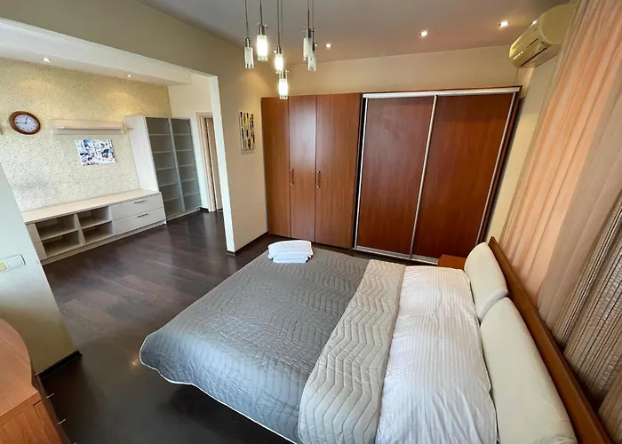 Ekaterininskaya 90-53 *