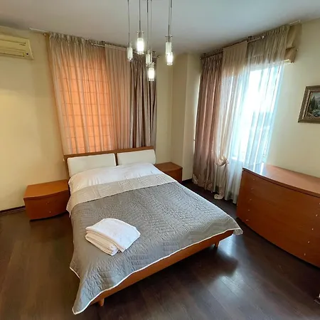 Ekaterininskaya 90-53 Apartamento *